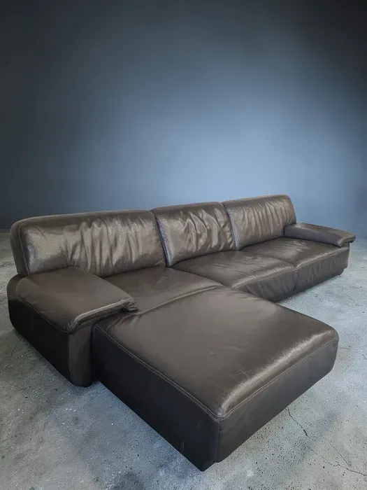 Leather Sofa – Excellent Condition | Premium Quality | Modern Design